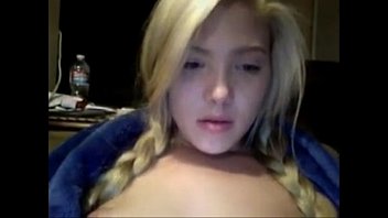Blonde à la Crinière Lisse, Lola se Masturbe Devant sa Webcam