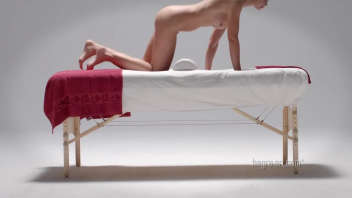 Ce masseur talentueux utilise de l'huile pour offrir un massage inoubliable à une femme, la laissant submergée par le plaisir.