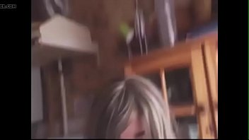 Jeune blonde masturbe sur webcam en direct