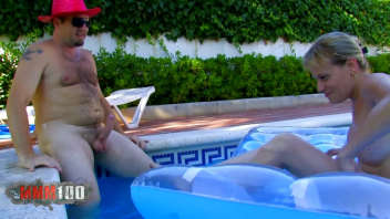 Cette chaudasse française est en train de nager dans la piscine d'un hôtel. Elle est prête à faire n'importe quoi contre une somme décente. Cela peut commencer par quelques doigts.