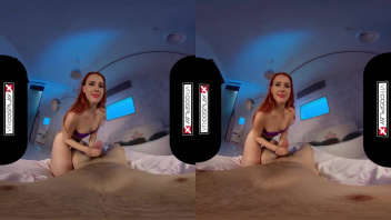 Découvrez une femme rousse et passionnée qui adore les expériences VR coquines. Elle se fait baiser passionnément dans cette vidéo.