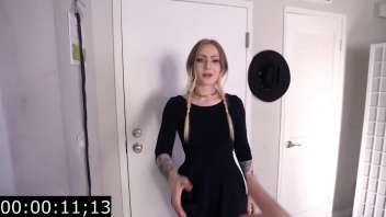 Une jeune blonde invite un inconnu chez elle pour une séance de sexe filmée en pov, hardcore et éjaculation faciale.