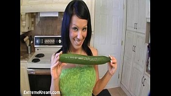 Les lesbiennes chaudes jouent avec des légumes