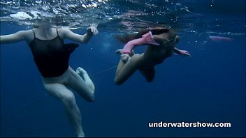 Nastya et Masha : Plaisir aquatique avec Lana Rhoades et Riley Reid
