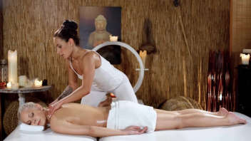 Une femme masseuse spécialisée dans les massages érotiques s'occupe de sa cliente. Elle utilise l'huile, le déshabillage et la fisting pour fournir un plaisir intense.
