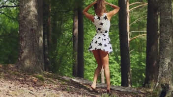 Une balade sensuelle en forêt : Seule, elle se laisse tenter par l'envie de se déshabiller pour se caresser