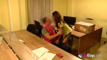 Un homme et une femme sont en train de s'amuser dans un bureau, se déplaçant entre les bureaux et les classeurs tout en profitant l'un de l'autre. Cette vidéo est tournée avec une caméra cachée qui capte leur relation intime et les mouvements qu'ils font à travers le bureau.