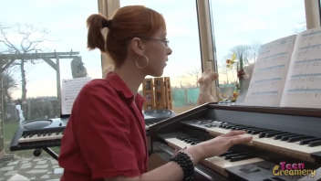 Aujourd'hui, cette femme brune à lunettes et à la chatte velue va recevoir une grosse bite dans son anus et dans sa chatte. Elle est professeure de piano et elle sera bien gâtée avec des séances de plaisir intense.