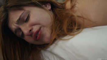 Découvrez la meilleure star du porno du moment, Leah Gotti, dans une scène de massage sensuelle et de baise passionnée. Regardez-la sucer une grosse bite et se faire tirer les cheveux après un massage huileux.