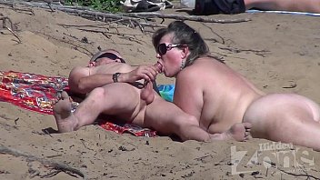 Plaisir nudiste : Une aventure hardcore sur la plage