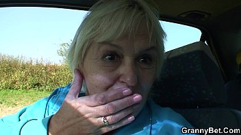 Vieille salope de 80 ans baisée dans une voiture