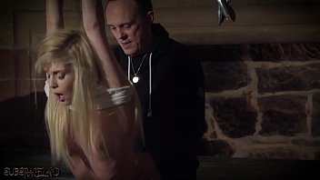 Profitez d'une soirée d'anniversaire mémorable avec Lana Rhoades dans une performance hardcore de BDSM. Regardez-la hurler de plaisir avec une grosse bite noire et célébrez son anniversaire avec une nuit de débauche et de sexe intense.