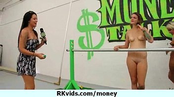 Lesbianes chaudes et nues pour argent facile