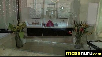 Massage érotique nuru avec une salope asiatique perverse