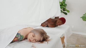 Kaiia Eve et Deja Marie dans une séance de massage coquine