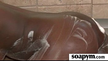 Belle-mère salope offre un massage érotique à son beau-fils