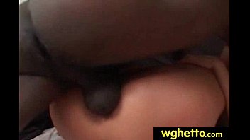 Jeune salope asiatique baise avec un géant sexe