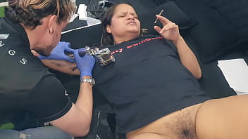 Femme infidèle offre son corps à tatoueur en délire