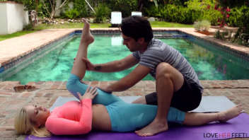 Bailey Brooks et l'instructeur de yoga : Une séance de yoga en plein air se transforme en moment intime lorsque Bailey excite l'instructeur avec ses pieds.