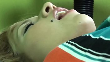 Vidéo érotique inoubliable : Explorez le corps tatoué d'une jeune fille