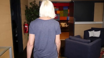 Vidéo : Blonde mature baisée hardcorement par deux bites