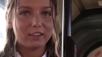 Siswet dans un bus : Dilatation anale choquante
