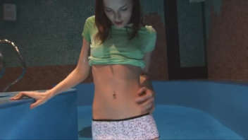 Profitez d'une vidéo porno hard avec une femme exhibitionniste à la piscine qui se touche sensuellement devant notre caméra.