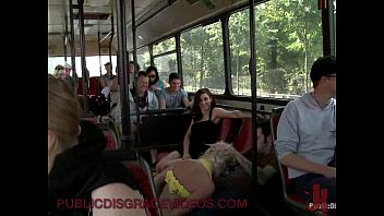 Blonde soumise à un gangbang dans un bus bondé