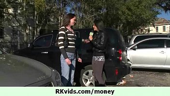 Mère et fille lesbiennes se font baiser pour argent