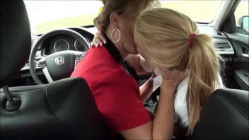 Lesbienne baise dans une voiture