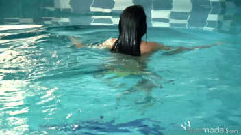 Brune sexy explore son plaisir dans une piscine en combinant natation et caresses intimes. Un moment de bonheur extrême vous attend!