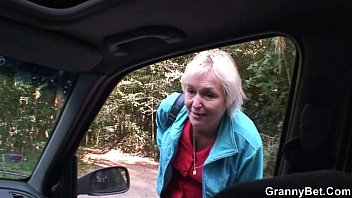 Granny offers a sex lesson: Discover a hardcore experience with an experienced mature