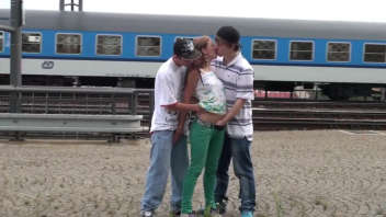 Découvrez ce trio audacieux à côté d'une ligne de train, où une femme et deux hommes se laissent aller à des caresses et à des ébats passionnés.