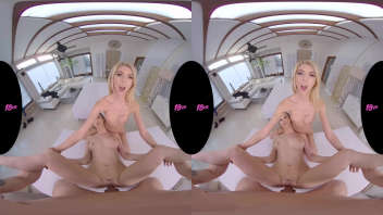 Réalité virtuelle : Vr porn en pov trio avec deux blondes