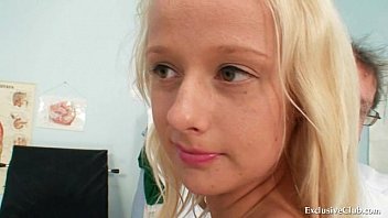 Académie de Plaisir : Découvrez l'Examen Vaginal d'une Blonde Sensuelle