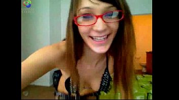 Adolescente Geek Excite sur Webcam : Vidéo Érotique de Deux Femmes Matures