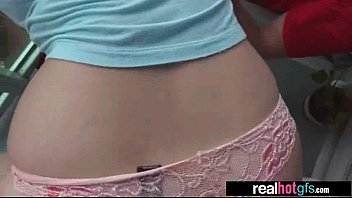Salope amatrice exhibe son sexe nu devant caméra