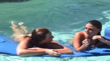 Ce contenu présente deux femmes qui sont ensemble dans la piscine. Elles semblent être amies et se font plaisir avec des caresses et des baisers, ce qui rend l'atmosphère très intime et coquine. Les deux femmes sont visiblement heureuses et semblent apprécier leur moment ensemble
