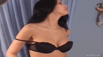 Cumisha Jones, une actrice latine très belle et sensuelle, participe à un casting porno et s'amuse comme jamais dans cette vidéo soft. Cette séance photo est remplie de charme et d'érotisme, mettant en valeur la beauté et le talent de Cumisha Jones