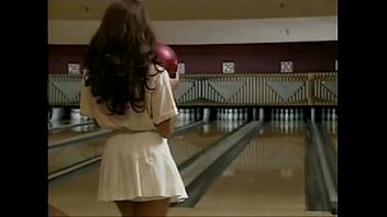 Soirée de bowling coquine [1995] : Une masseuse asiatique experte en massages hardcore vous attend pour une soirée inoubliable.