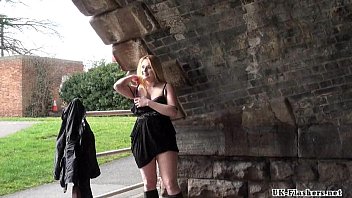 Sophie Keagan, blonde exhibitionniste, se masturbe en public